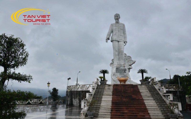 den-thac-bo-thuy-dien-hoa-binh-v-resort (3)