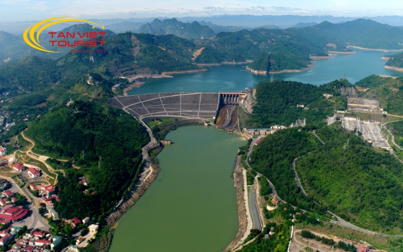 tour-chua-huong-den-thac-bo-thuy-dien-hb (2)